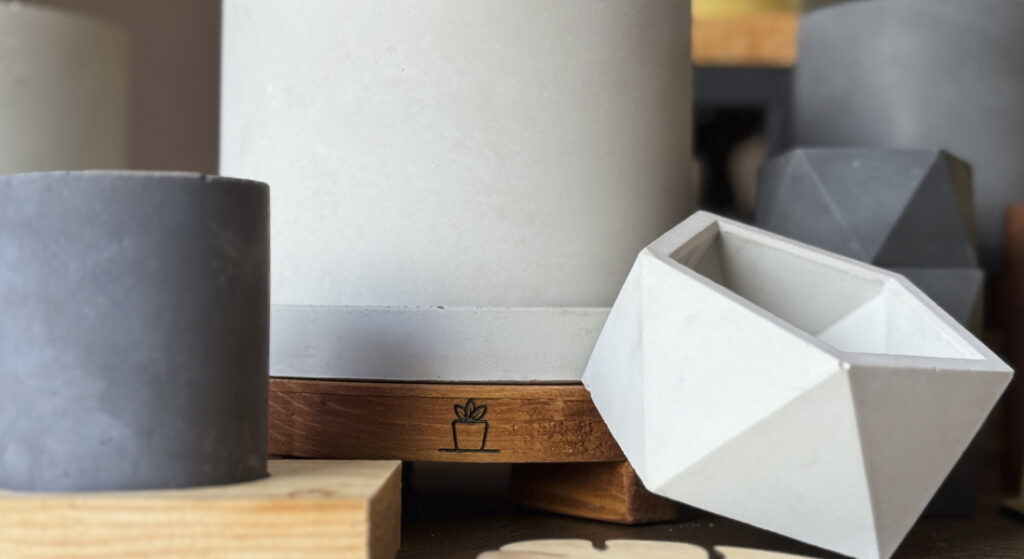 Macetas de cemento con madera